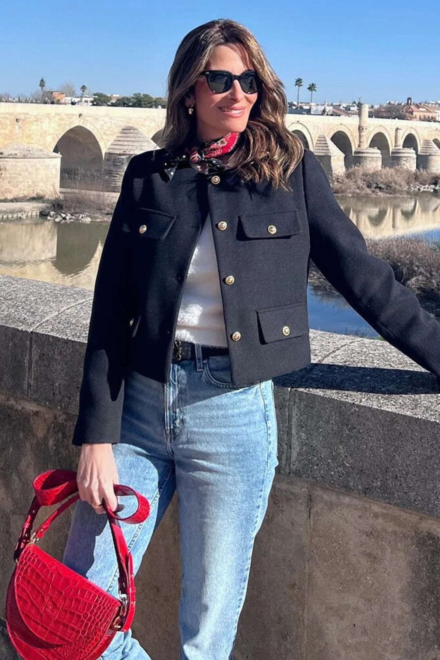 Trendy kort blazer med knapper til kvinder