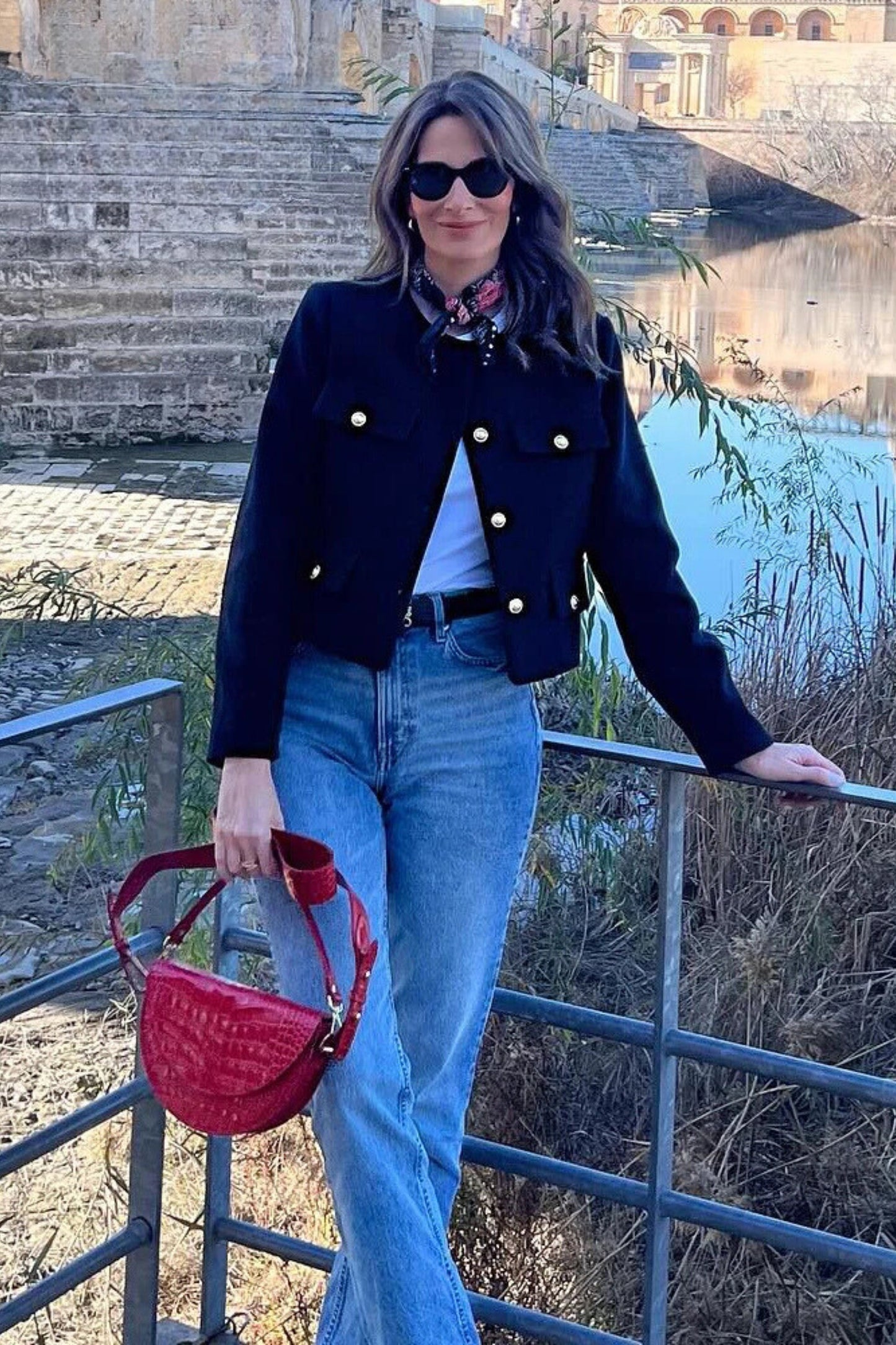 Trendy kort blazer med knapper til kvinder