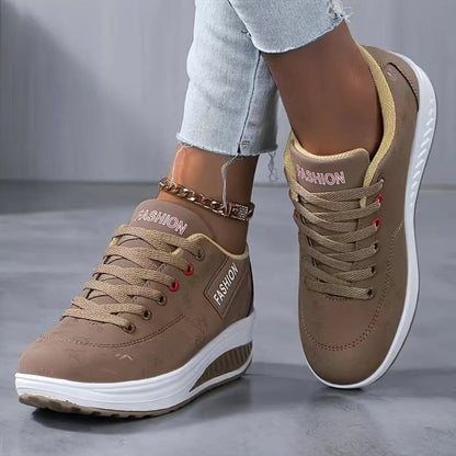 Moderigtige sneakers med kilehæl til den trendy