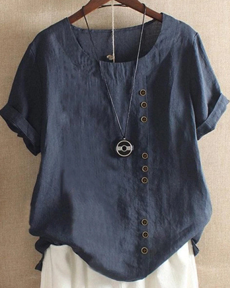 Kortærmet kvindebluse med knapper