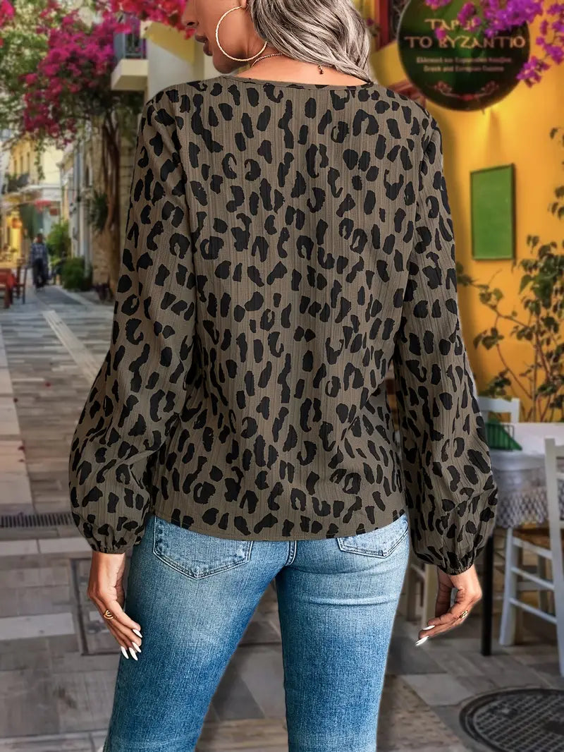 Bluse med V-hals og leopardprint til kvinder