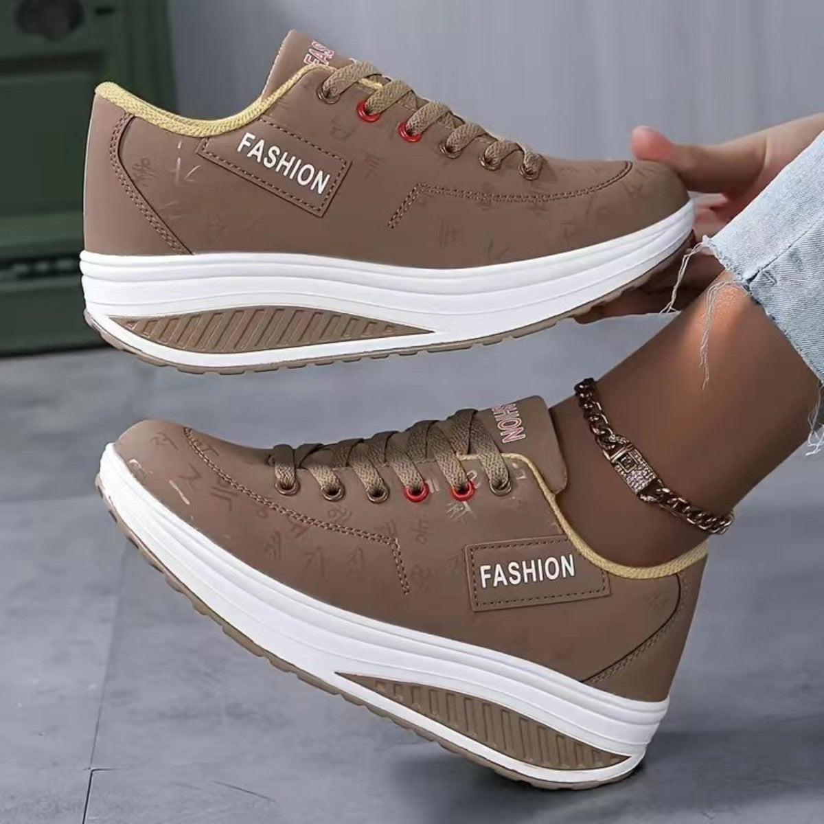 Moderigtige sneakers med kilehæl til den trendy