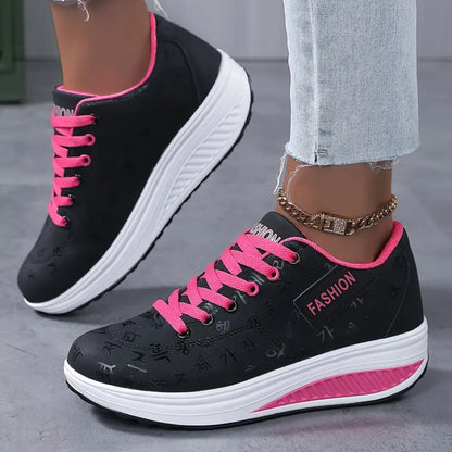 Moderigtige sneakers med kilehæl til den trendy