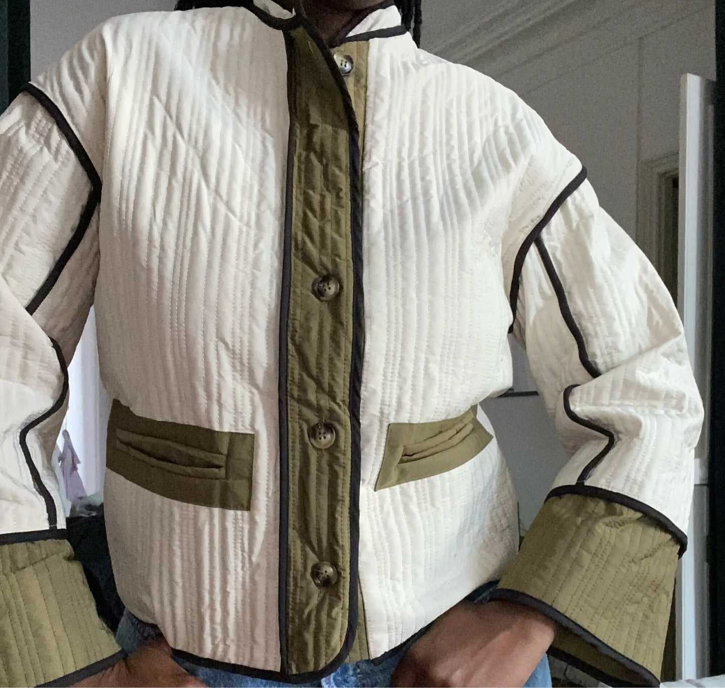 Quiltet jakke i modefarver med patchwork