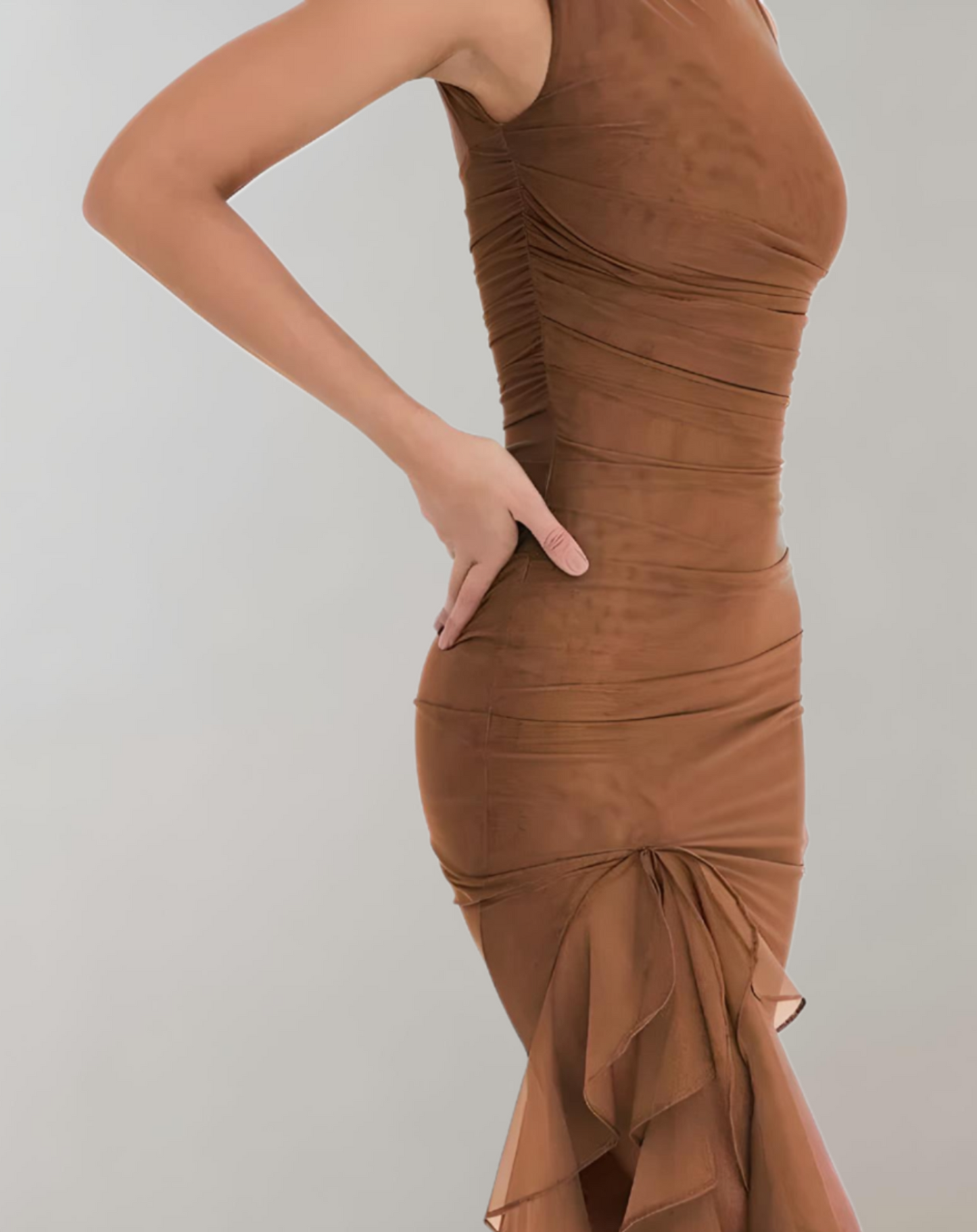 Asymmetrisk bodycon-kjole med flæsedetaljer