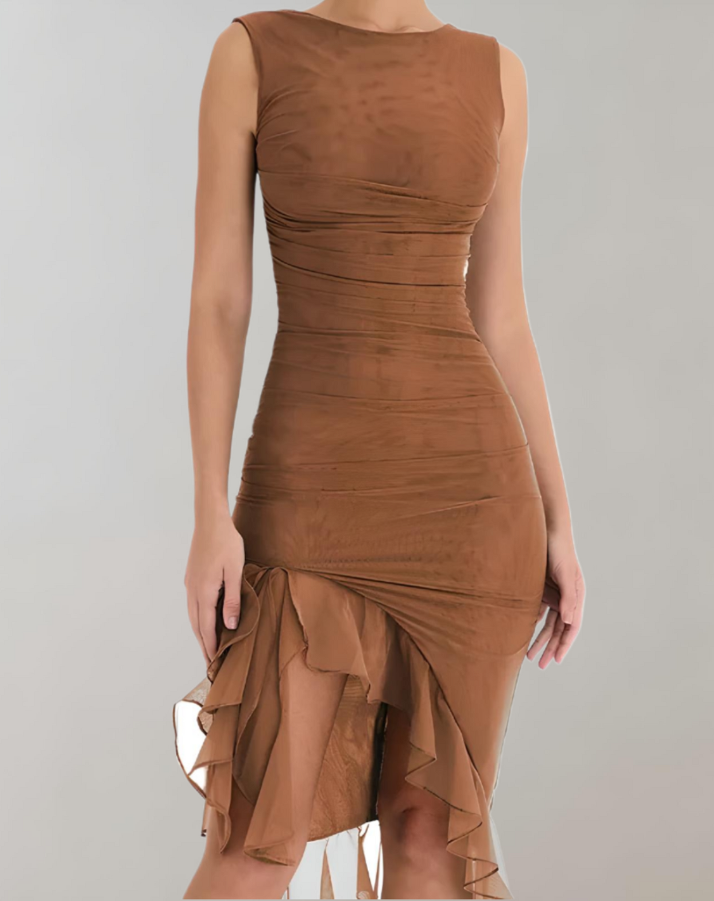Asymmetrisk bodycon-kjole med flæsedetaljer