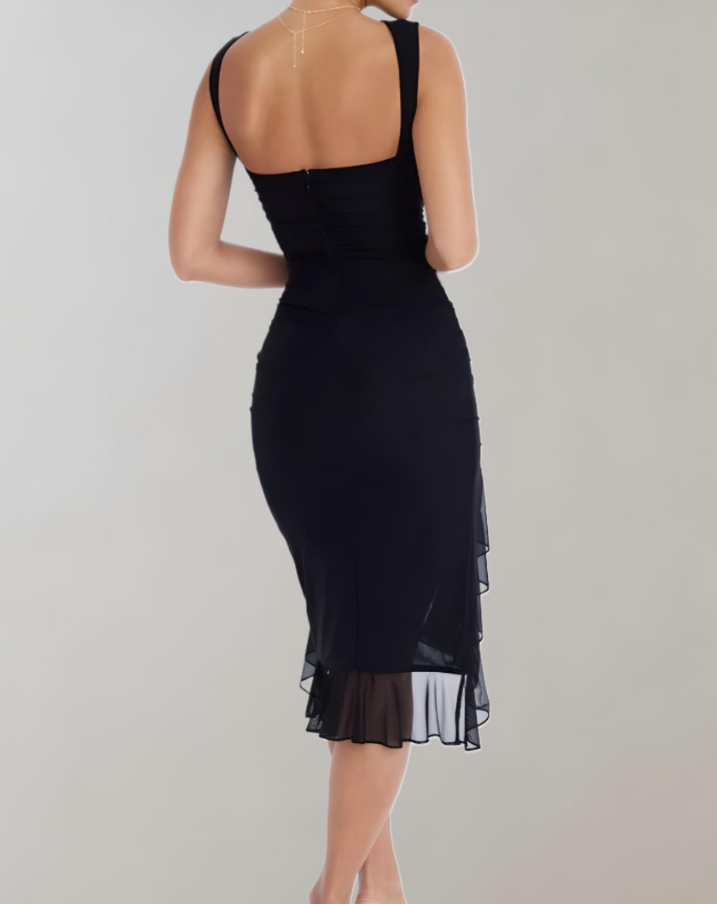 Asymmetrisk bodycon-kjole med flæsedetaljer