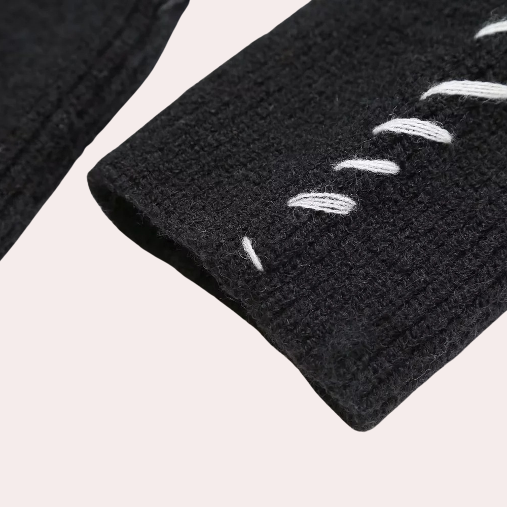 Strikket rullekravesweater med kontrastsyninger