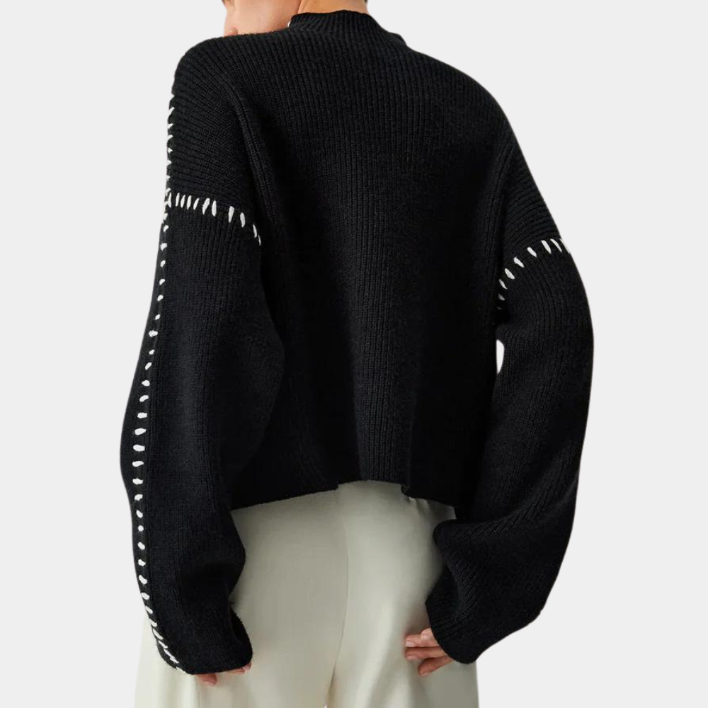Strikket rullekravesweater med kontrastsyninger