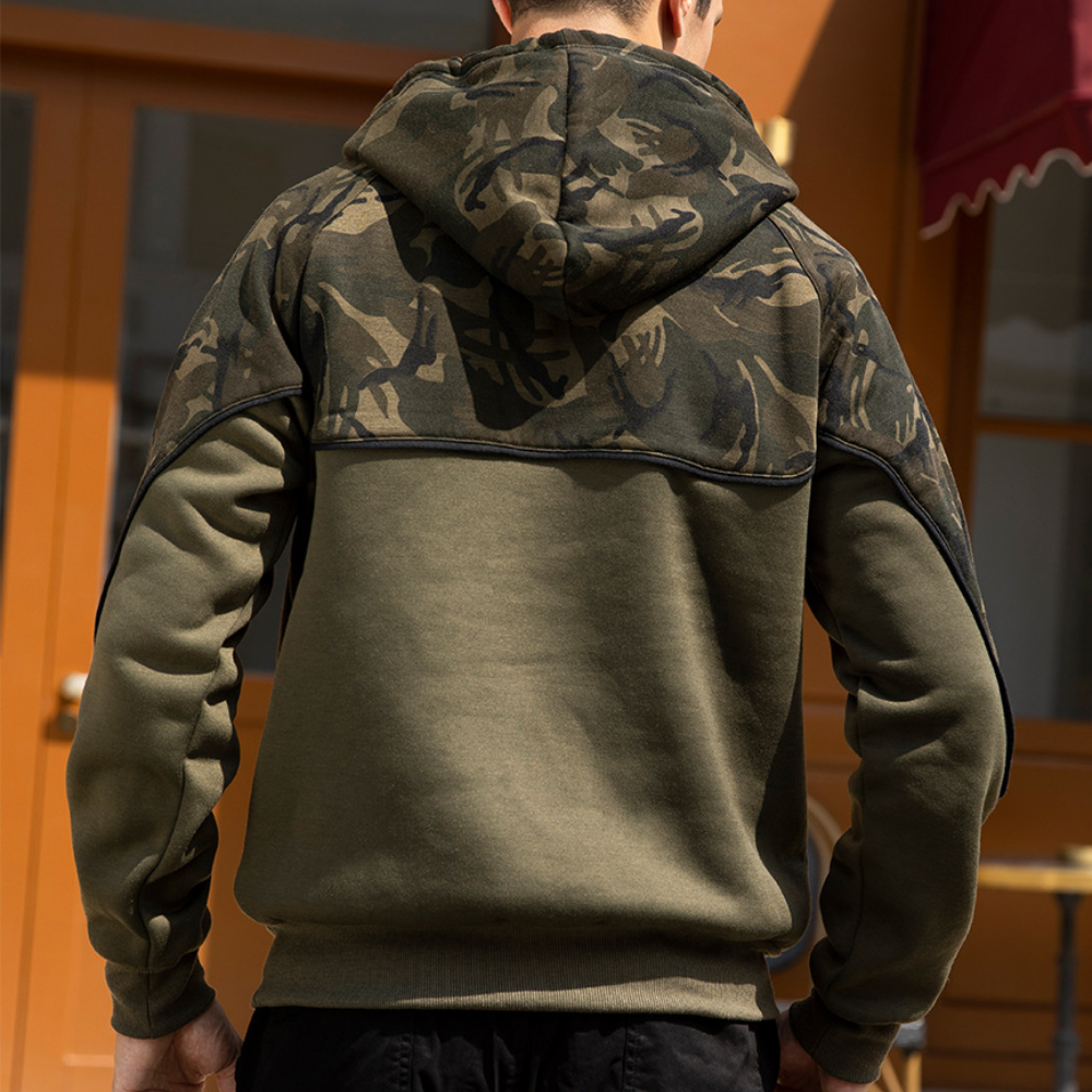 Afslappet hættetrøje til mænd med camouflagedesign