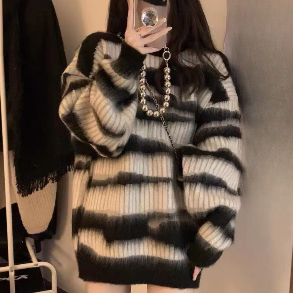 Overdimensioneret fuzzy stribet sweater