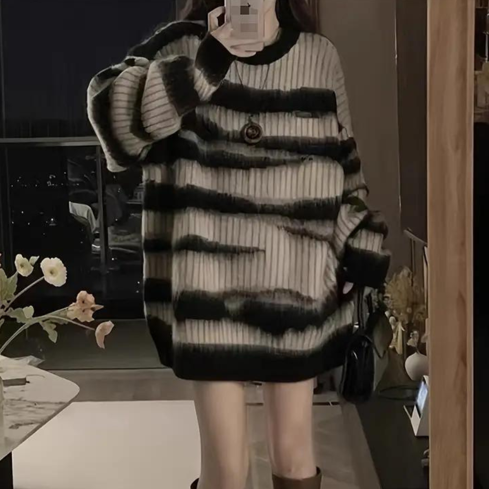 Overdimensioneret fuzzy stribet sweater