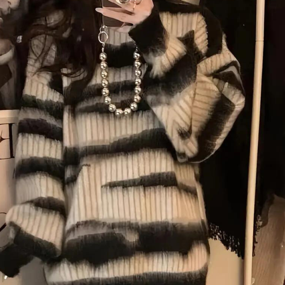 Overdimensioneret fuzzy stribet sweater