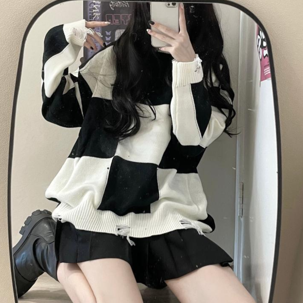 Løs sweater med skakbrætmønster