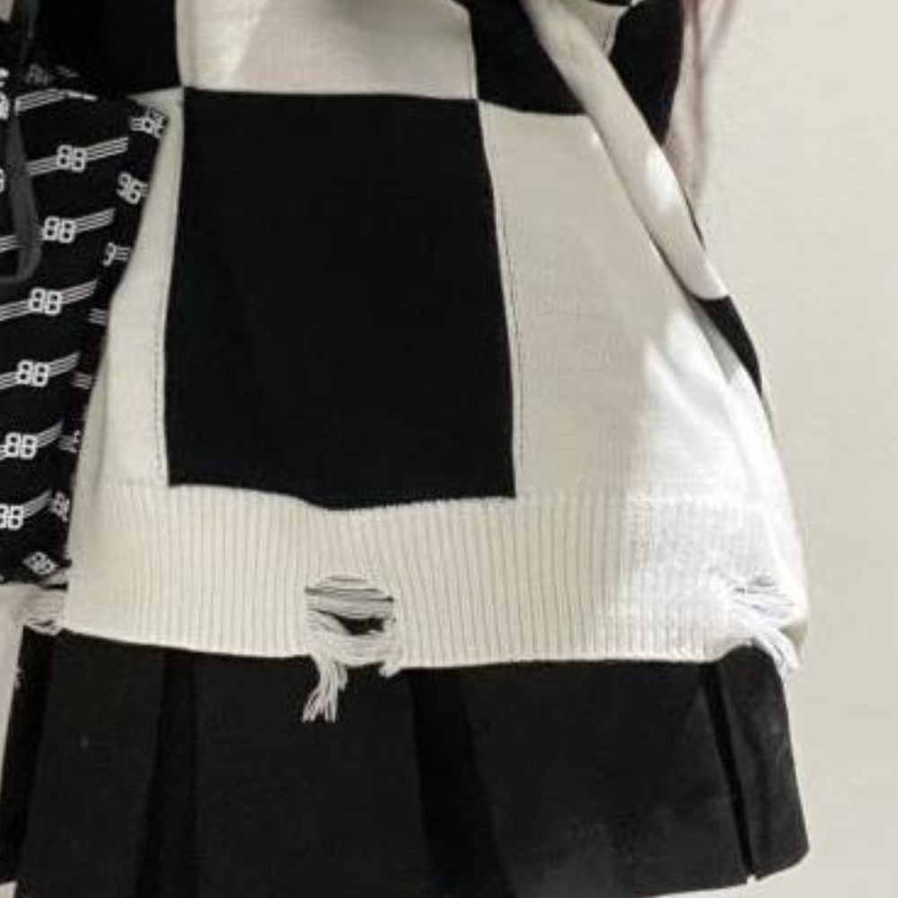 Løs sweater med skakbrætmønster