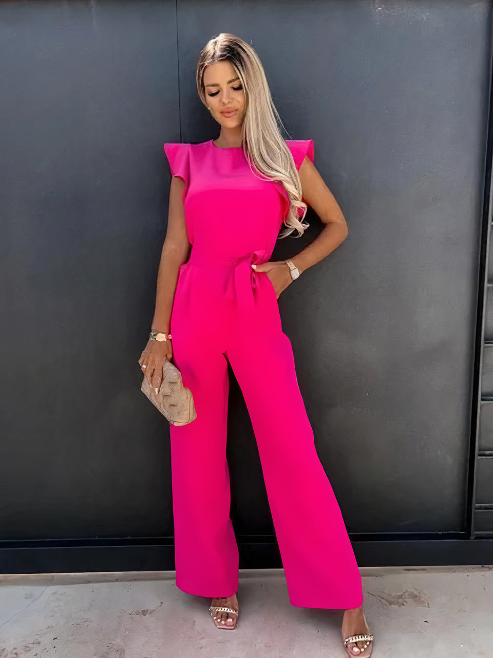 Elegant kortærmet jumpsuit med bælte til kvinder