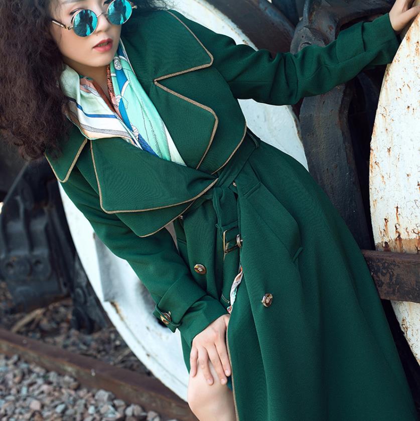 Mørkegrøn dobbeltradet ultra-lang frakke