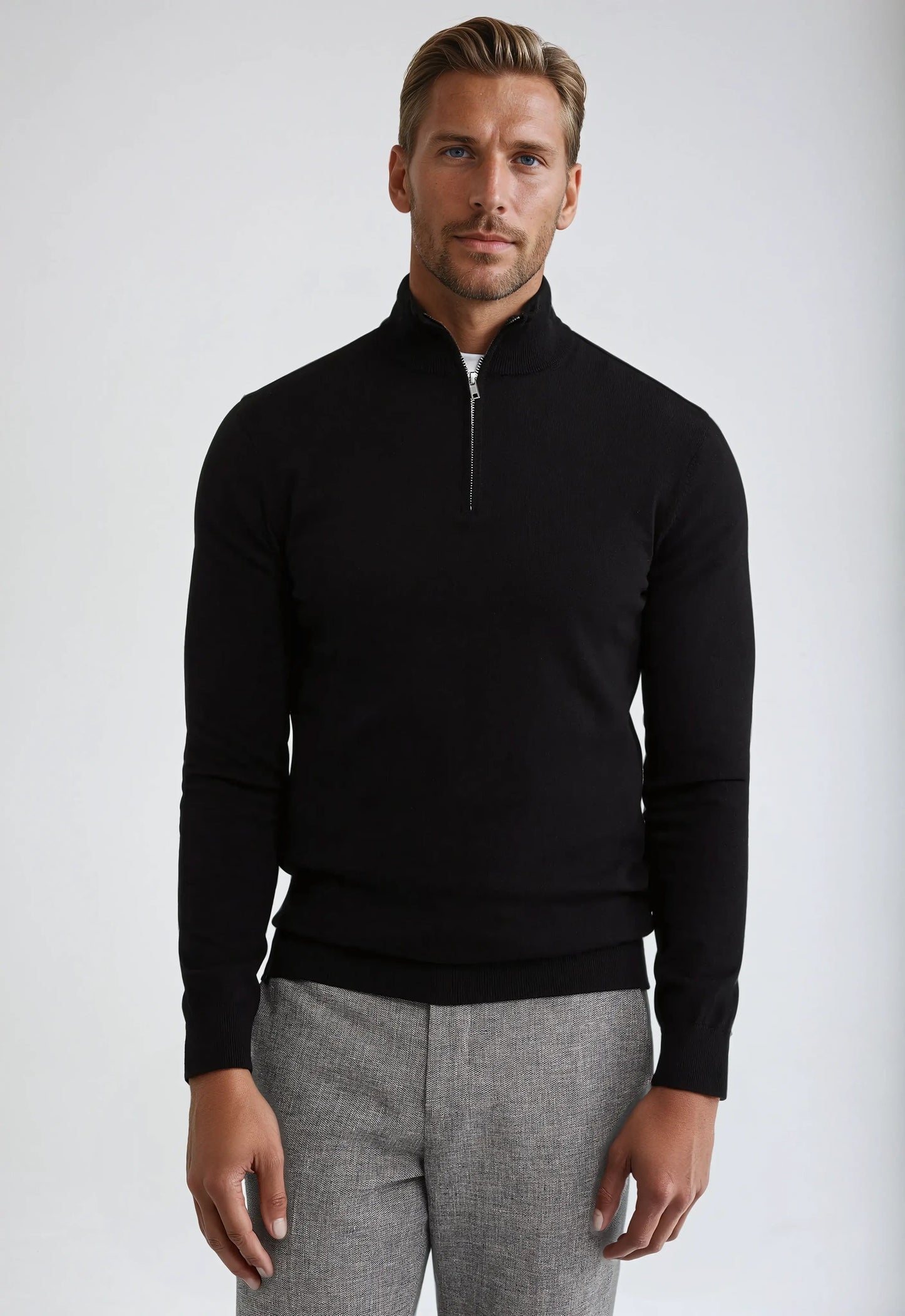 Sort sweater med halv lynlås