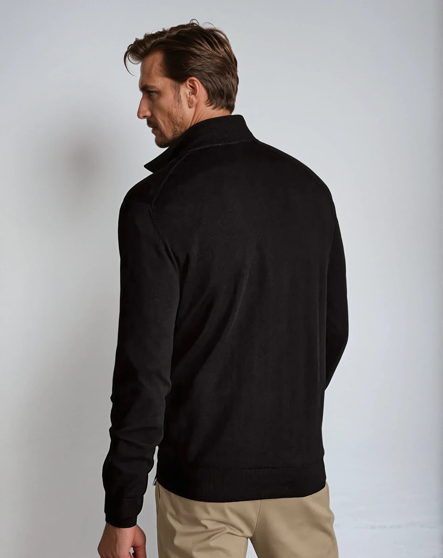 Sort sweater med halv lynlås