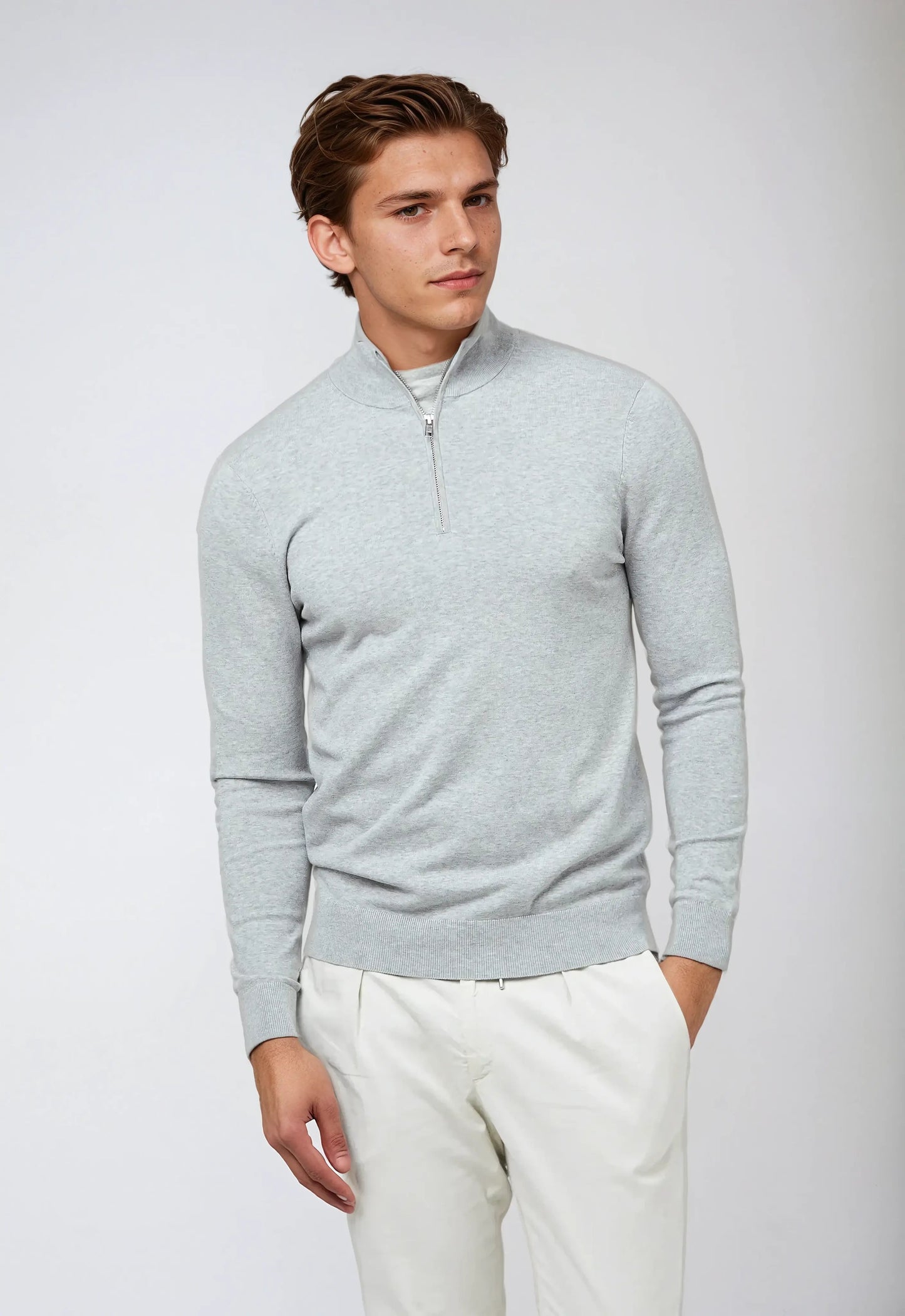 Lysegrå sweater med halv lynlås