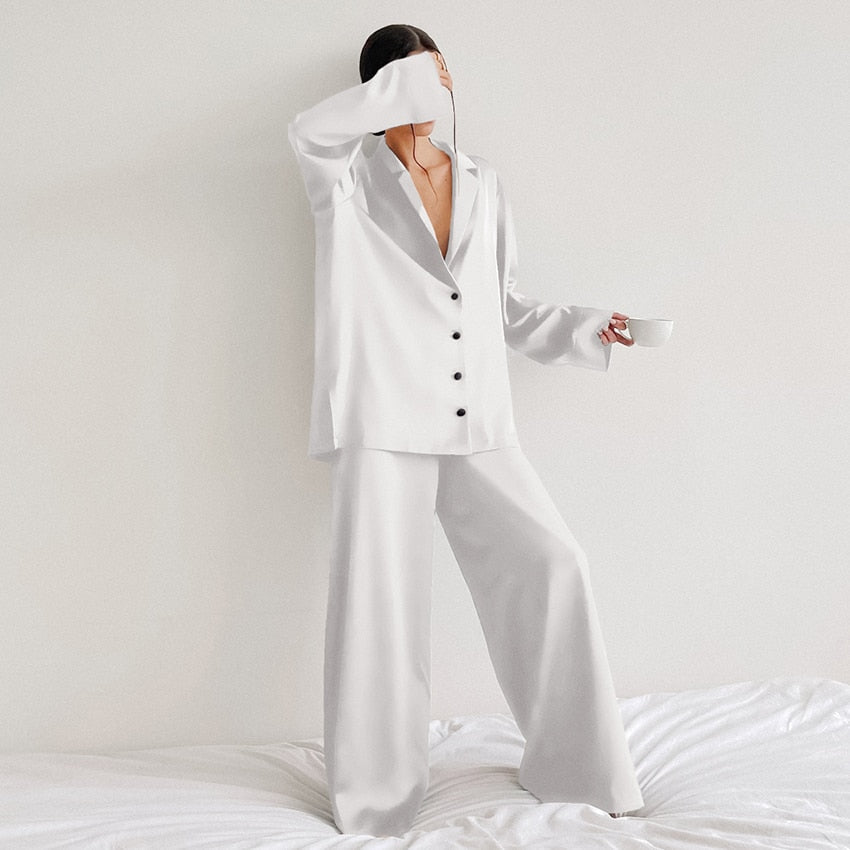Komfortabelt luksus-pyjamassæt med lange ærmer i satin til kvinder