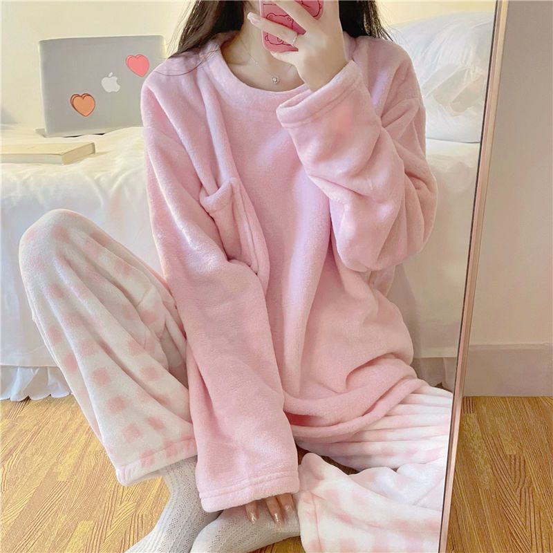 Hyggeligt pyjamassæt i fleece til kvinder