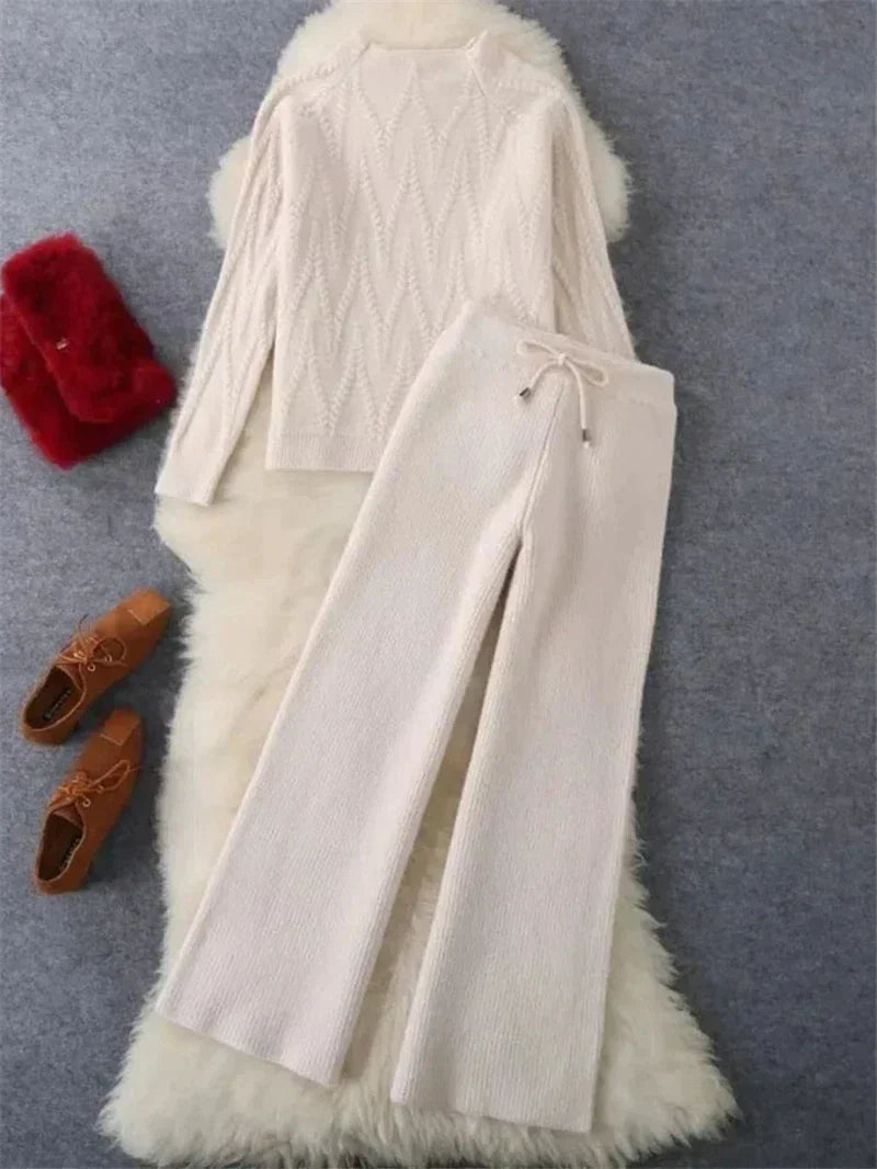 Strikket sweater, løse bukser, sæt