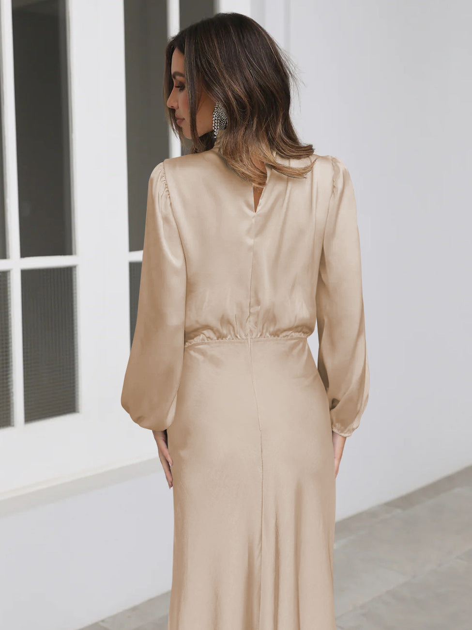 Elegant langærmet kjole i satin til kvinder