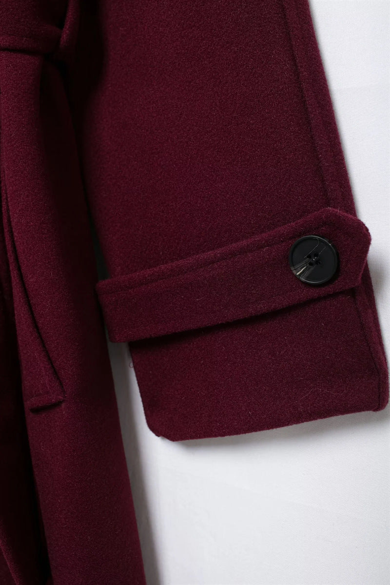 Lang bordeaux trenchcoat med bælte