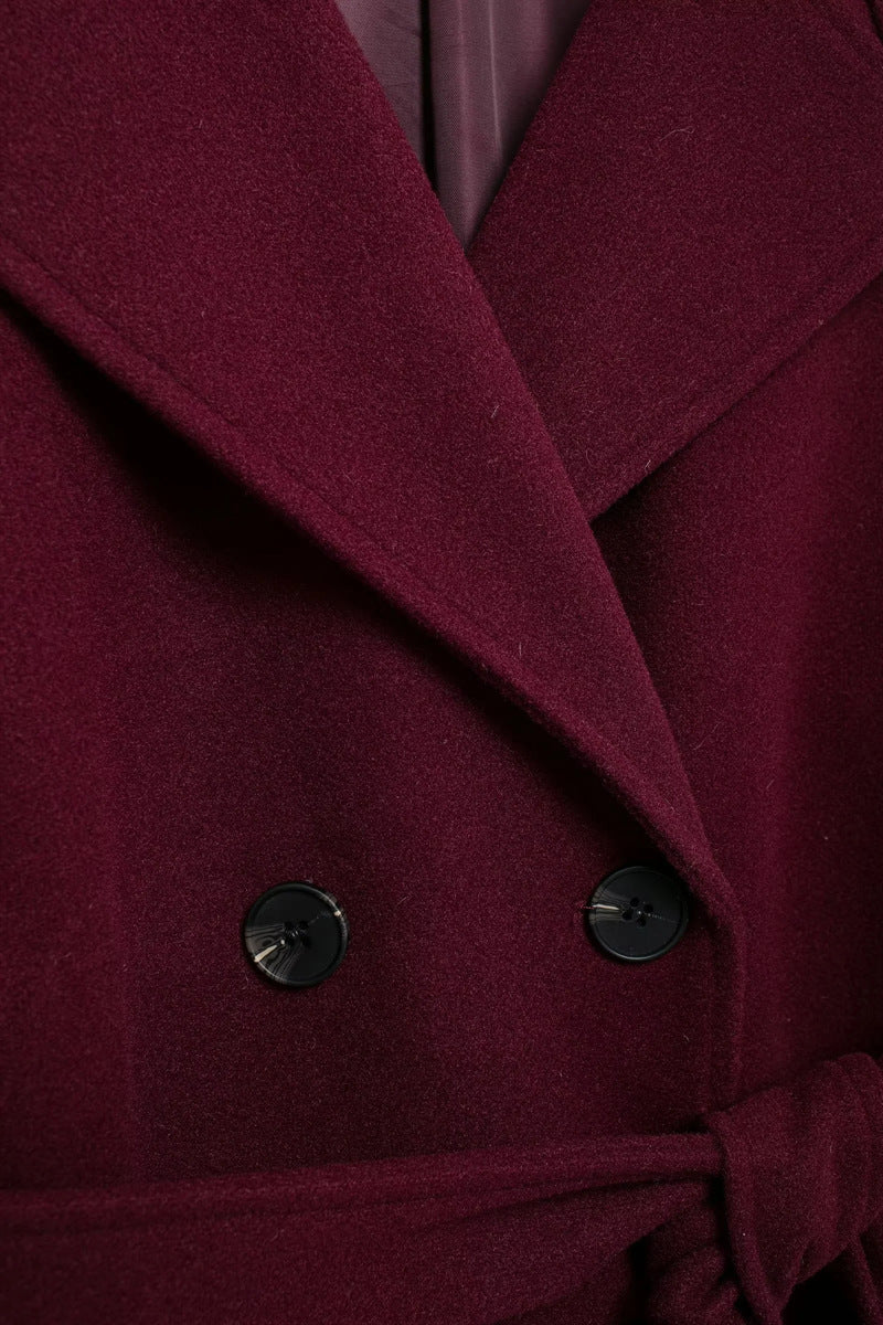 Lang bordeaux trenchcoat med bælte
