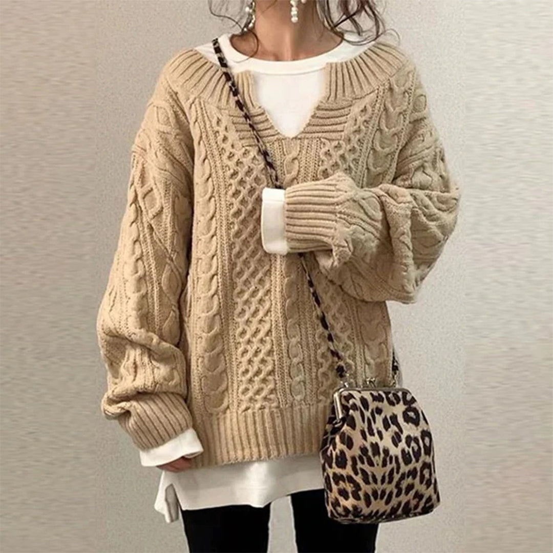 Strikket sweater med snoet kabelmønster