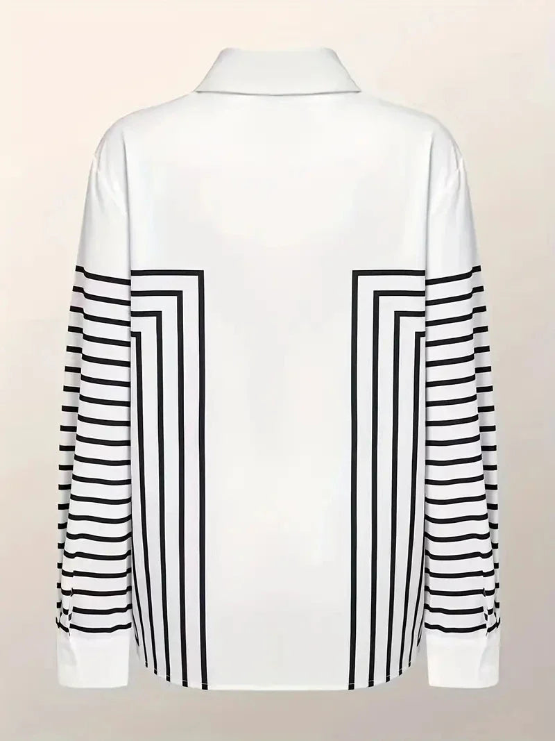 Hvid bluse med geometriske striber til kvinder