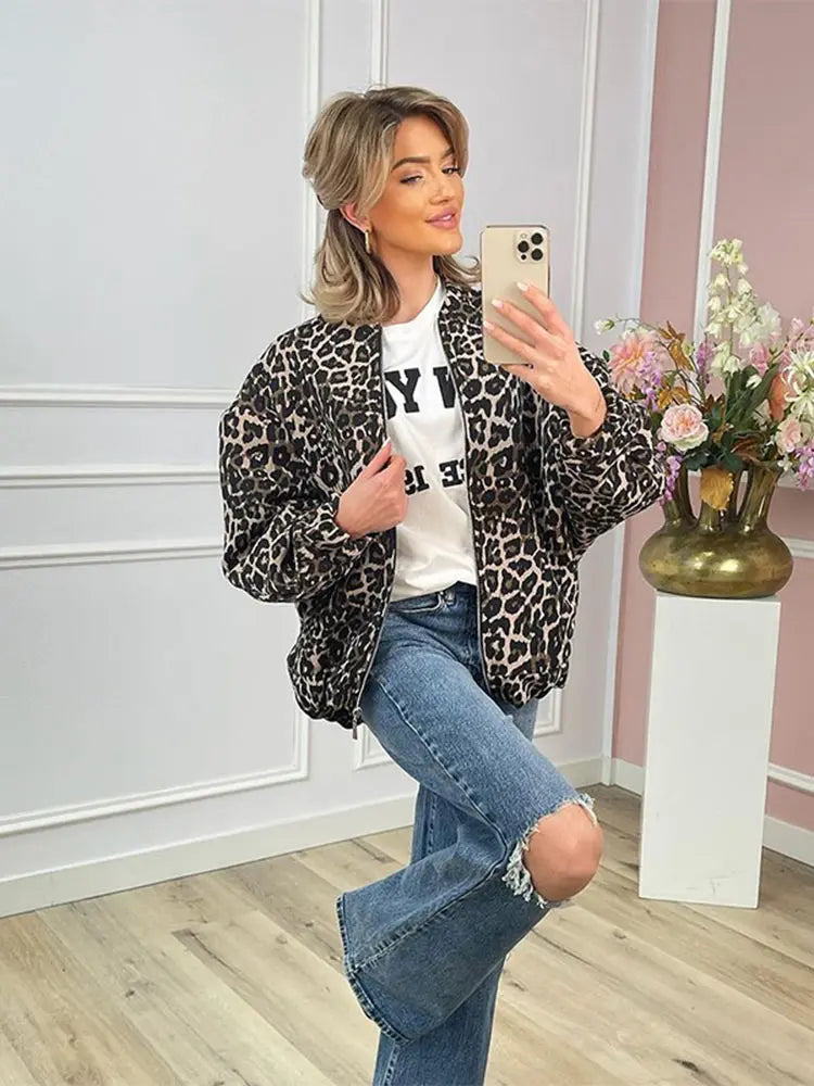 Afslappet jakke med lynlås og leopardprint til kvinder