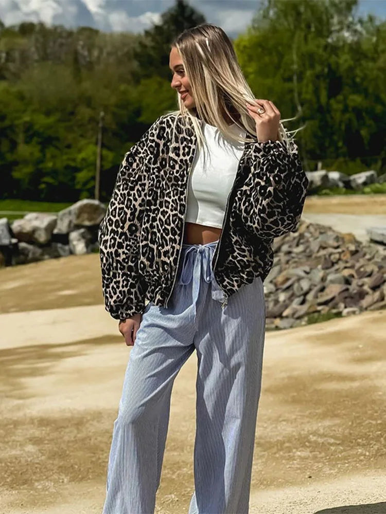 Afslappet jakke med lynlås og leopardprint til kvinder