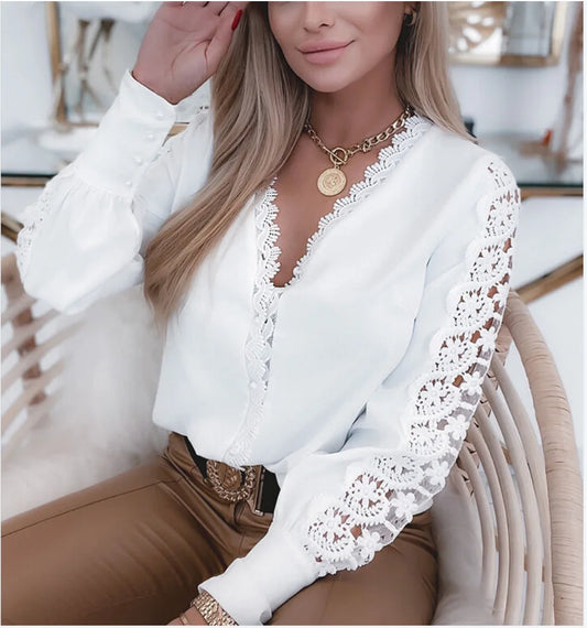 Elegant bluse med lange blondeærmer til kvinder