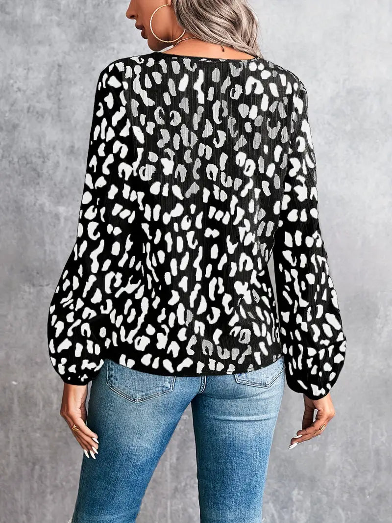 Bluse med V-hals og leopardprint til kvinder