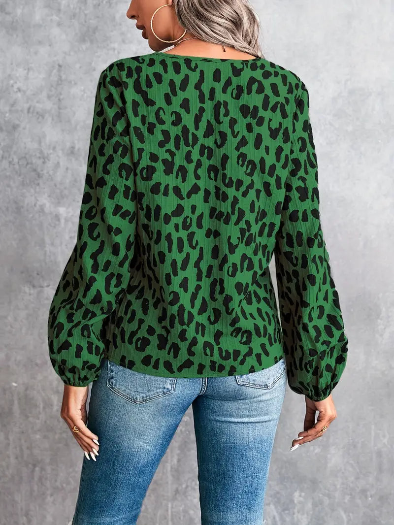 Bluse med V-hals og leopardprint til kvinder