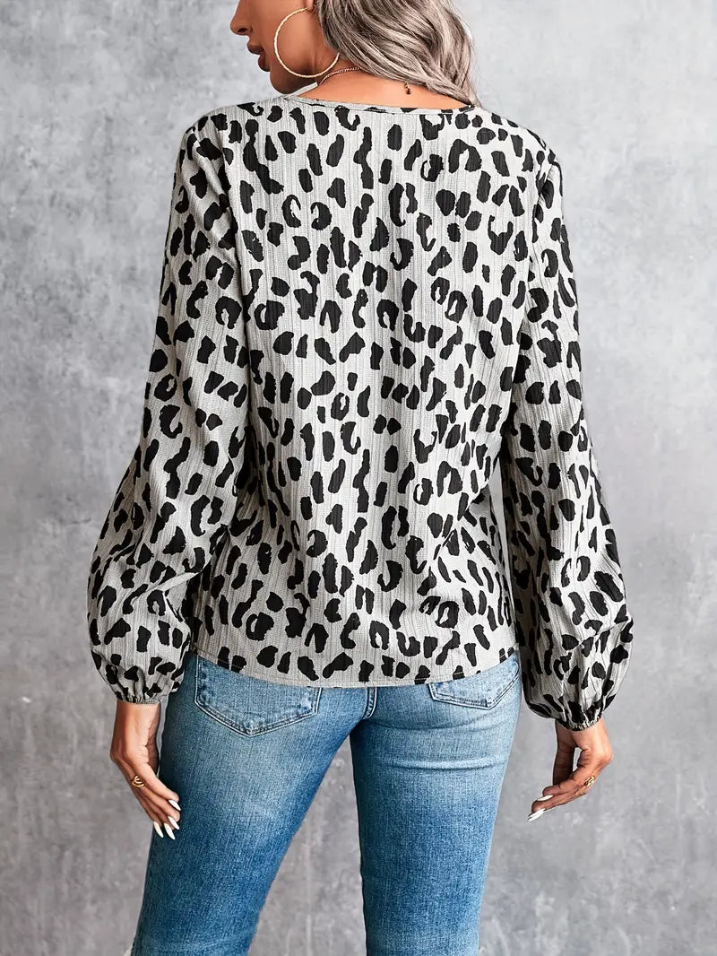 Bluse med V-hals og leopardprint til kvinder