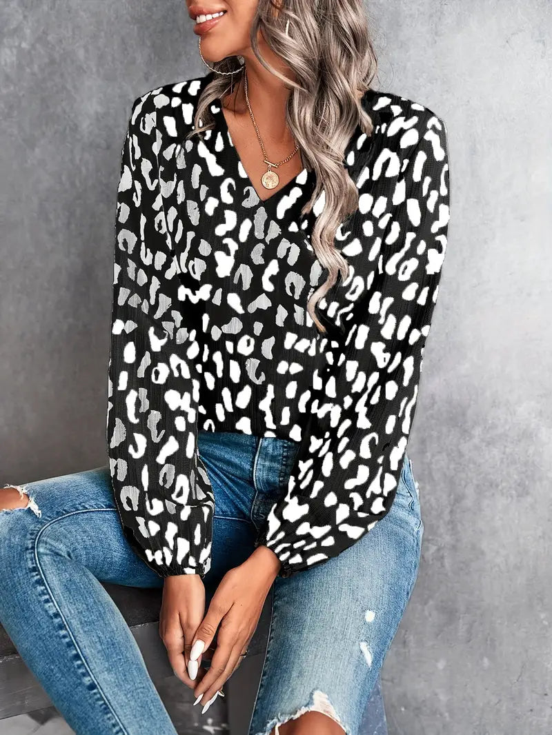 Bluse med V-hals og leopardprint til kvinder