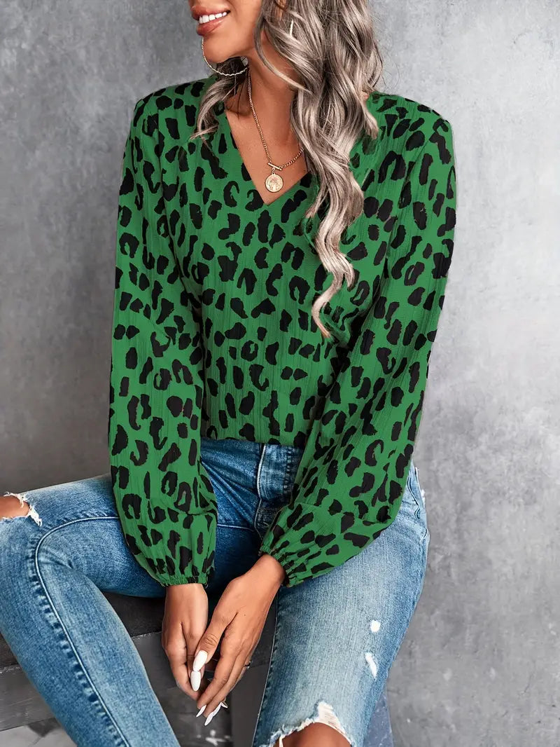 Bluse med V-hals og leopardprint til kvinder