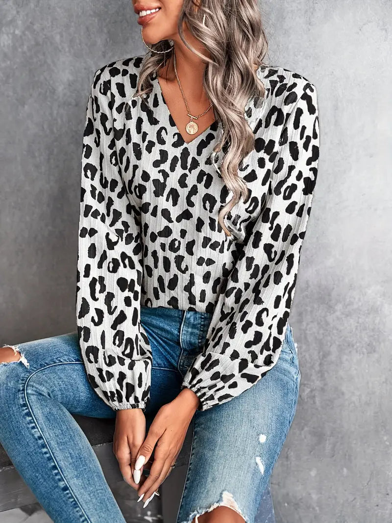 Bluse med V-hals og leopardprint til kvinder