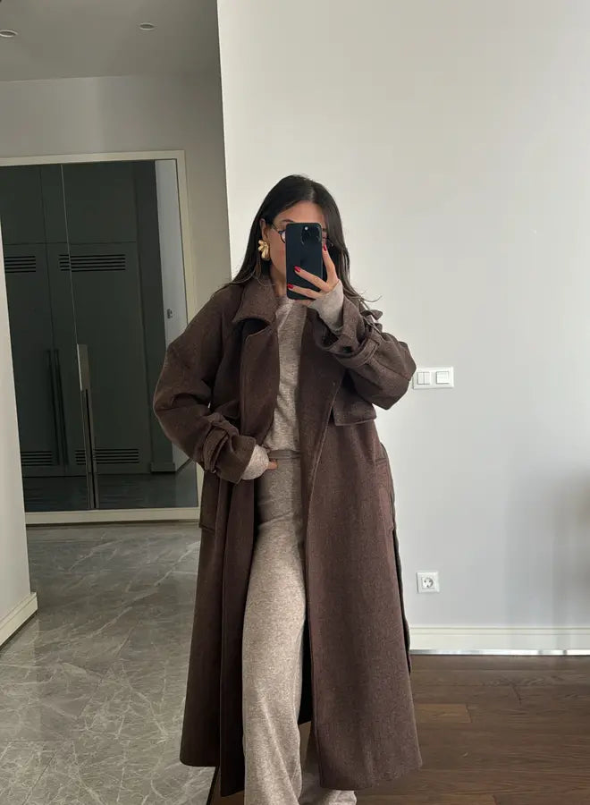 Elegant lang brun trenchcoat