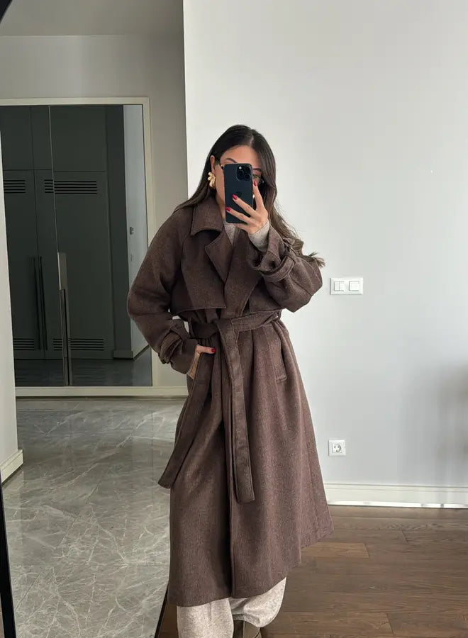 Elegant lang brun trenchcoat