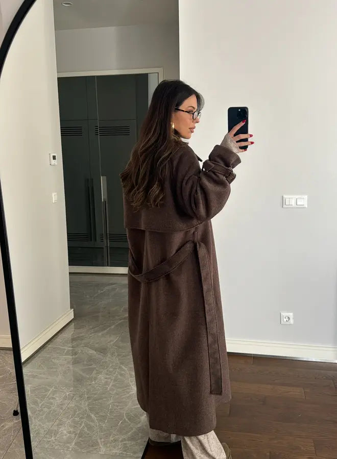 Elegant lang brun trenchcoat