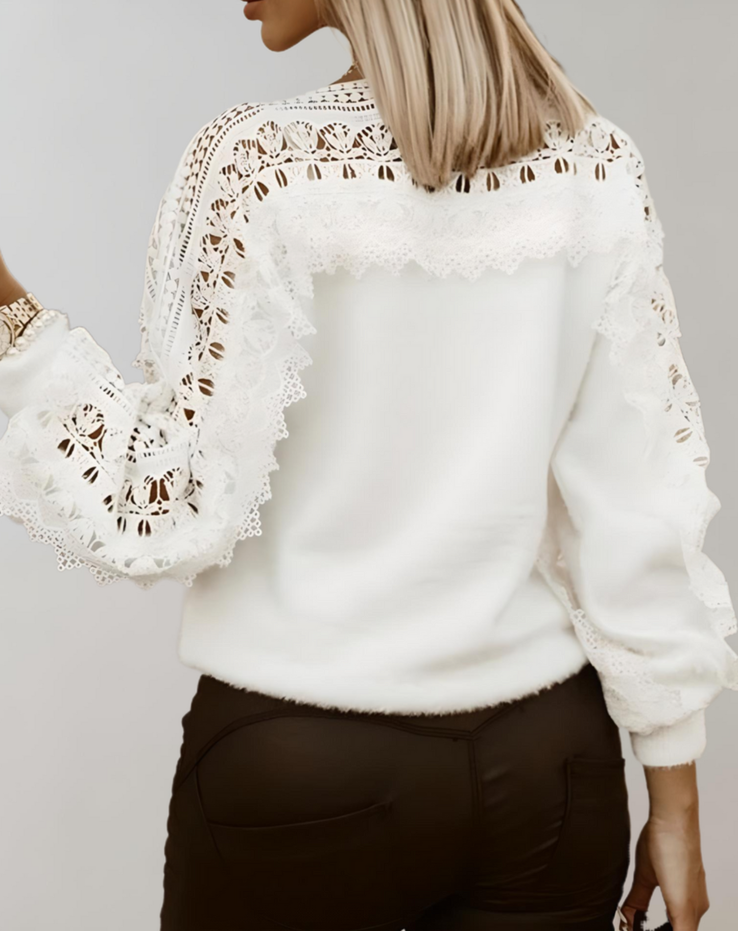 Enkel hvid trøje med lanterneærmer og rund halsudskæring til kvinder