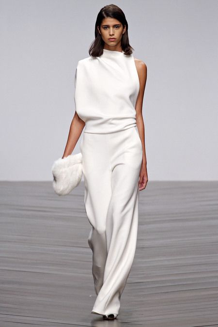 Elegant asymmetrisk jumpsuit med høj krave og bare skuldre til kvinder