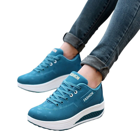 Moderigtige sneakers med kilehæl til den trendy