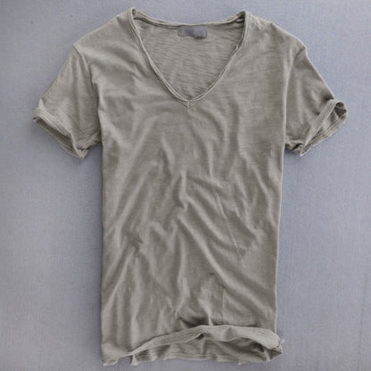 Afslappet T-shirt til mænd med V-hals