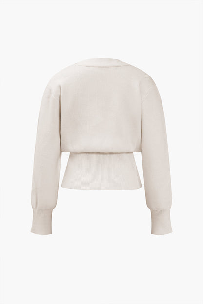 Chic strikcardigan med guldknapdetalje