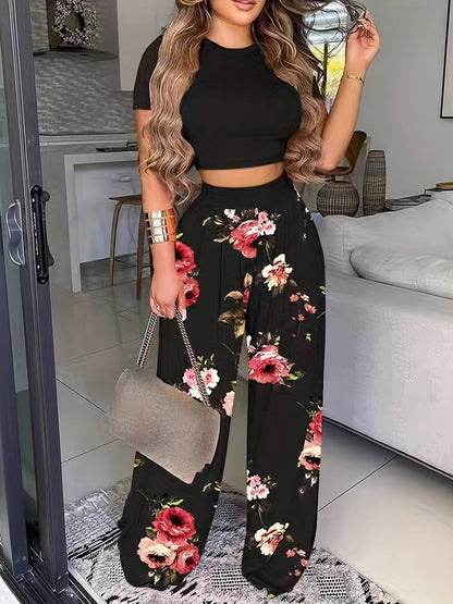 Sommersæt cropped t-shirt og blomstrede bukser til kvinder